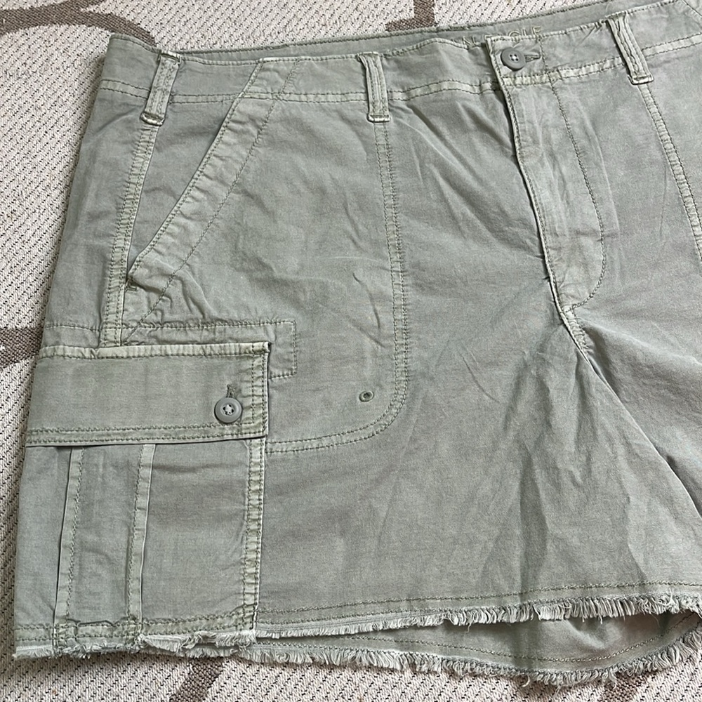 American Eagle Outfitters 90’s boyfriend short Cargo Shorts Relaxed Fit, Size 18 - Picture 3 of 17